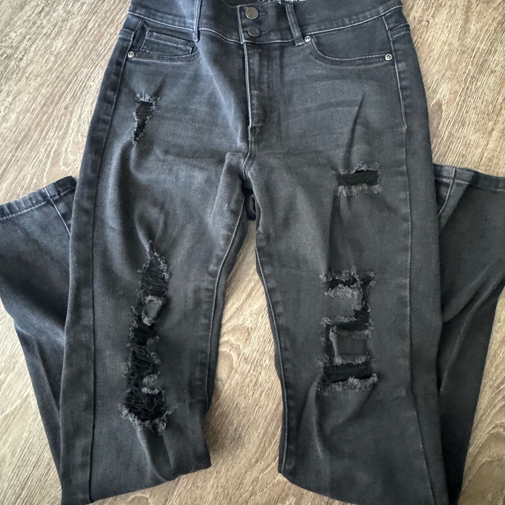 New York & Company Black High-Rise Distressed Straight Jeans - Picture 3 of 9
